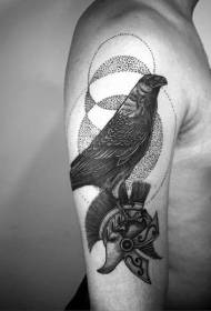 Велика војничка кацига у стилу црне боје и тетоважа врана