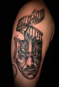 Ritratto misterioso in bianco e nero del grande braccio con il modello del tatuaggio della scala