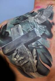 Cruz oscura de espalda y hombros con patrón de tatuaje de paloma y mano