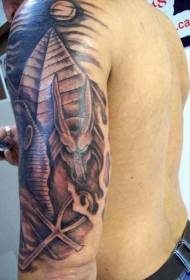 Iphiramidi enkulu emnyama yaseGibhithe emnyama ngephethini ye-Anubis god tattoo