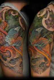 大きな腕色のフェニックス鳥と四つ葉のクローバーのタトゥーパターン