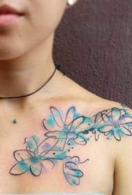 Keistas mėlynos ir violetinės spalvos akvarelės gėlių tatuiruotės modelis ant peties