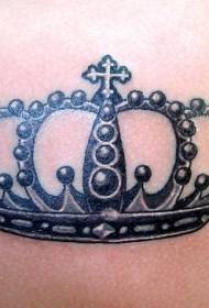 Sort krone tatoveringsmønster på skulderen