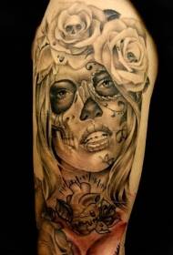 Mexikoko estilo zuri-beltzeko emakumezkoen erretratua arrosa tatuaje eredua