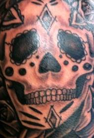 Paprastas juodos ir baltos kaukolės tatuiruotės modelis ant peties