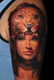 Portrait de femme naturelle dessiné main gros bras avec motif de tatouage casque léopard