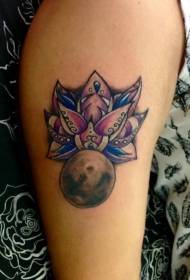 Coloratu grande lotus cù picculu mudellu di tatuaggi di luna