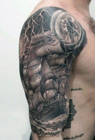 Splendido modello di tatuaggio a forma di barca a vela e tempesta grigio nero realistico di grande braccio