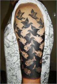 Голем куп црна и бела птица риба шема на тетоважи