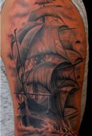 Lielas rokas jauks izskata buru laivas tetovējums