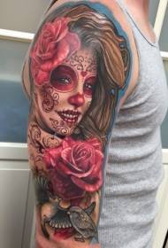 Lielā rokas skaists krāsains meksikāņu sievietes portrets ar ziedu tetovējuma modeli