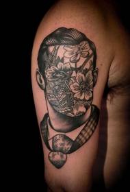 Portrait de bras noir et blanc de vieille école avec motif de tatouage de fleur