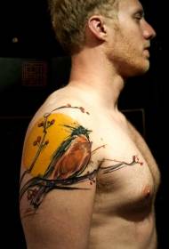 Kaunis värikäs lintu- ja kuupuiden tatuointikuvio hartioilla
