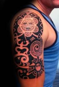 Didelės rankos juodos ir baltos spalvos įvairių genčių ornamentų tatuiruotės raštas