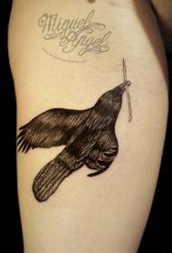 Patrón de tatuaje de cuervo negro de hombro