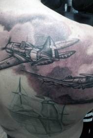 Atgal juodo ir pilko stiliaus neįtikėtiną karinių lėktuvų tatuiruotės modelį