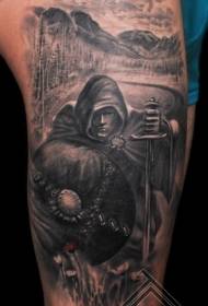 Patró de tatuatge d’espasa i escut dels homes de mantó gris negre de cuixa