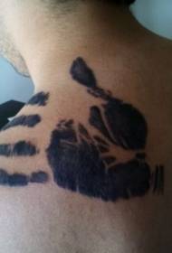 Sort håndtryk tatoveringsmønster på skulderen