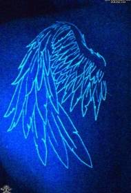 Krídelka na pleciach má fluoreskujúci tetovací vzor