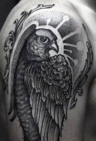 大臂雕刻風格黑點鷹紋身圖案