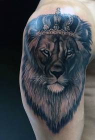 Большая рука черно-белого льва с красивым рисунком татуировки короны