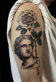Didelės rankos drožybos stiliaus juoda rožė su statulos tatuiruotės modeliu