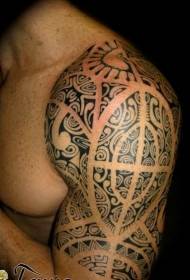 Mẫu hình xăm totem Polynesian màu đen rất đẹp với cánh tay to