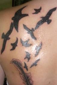Multe tatuaje cu pene de păsări negre pe umeri