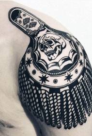 Fekete-fehér koponya és törzsi totem tetoválásmintázat a váll személyisége számára