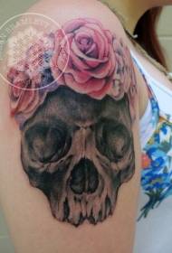 Nagykar illusztráció stílusú fekete koponya, vörös rózsa tetoválás mintával