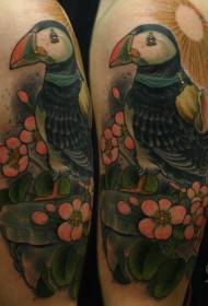 Storarm ny traditionel stil farvet fugl og blomster tatoveringsmønster