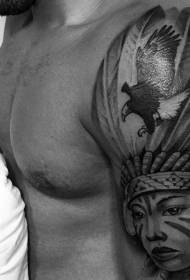 Iso käsivarsi, vanha koulu mustavalkoinen kotka intialaisen naisen tatuointikuviolla