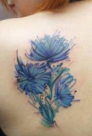 Ragazza di ritornu di bello mudellu di tatuaggi di fiori blu