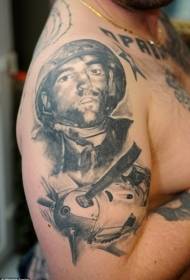 Schouder zwart grijs WWII soldaat schouder met vliegtuig tattoo patroon