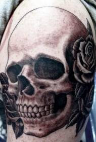 Grand motif de tatouage de fleurs et de frêne noir
