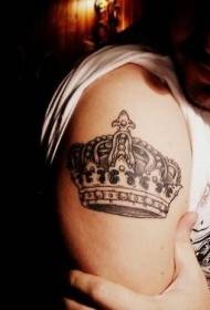 Shoulder black and white crown tattoo pattern