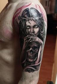 Brazo mujer demonio gris negro con patrón de tatuaje de calavera
