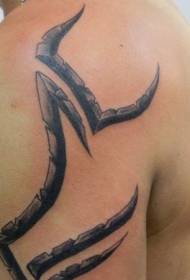 Stammestyl swarte totem skouder tattoo patroan