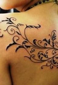 Lijep uzorak tetovaže od crne loze na leđima