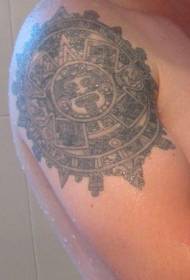 Padrão de tatuagem de pedra de sol asteca preto no ombro