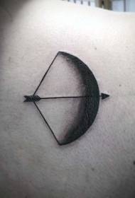 Mystisk enkel sort måneformet tatoveringsmønster med bue og pil