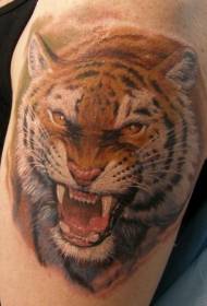 Padrão de tatuagem de tigre realista de cor de ombro