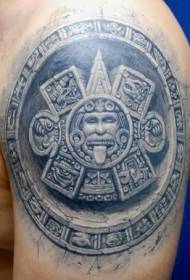 Stor arm vakkert aztekisk tatoveringsmønster for stein solgud