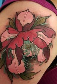 Modeli i tatuazhit me lule të stilit tradicional të krahut të madh