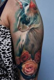 Gros bras mignon réaliste chat réaliste avec motif de tatouage rose