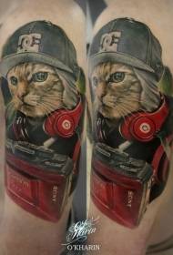 Cat mór dath lámh le hata agus cluasáin patrún pearsantacht tattoo