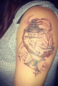 Вялікая рука прыгожага маляўнічага малюнка татуіроўкі савы