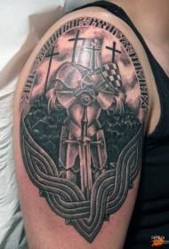 Вялікая рука цудоўнага чорна-белага сярэднявечнага рыцарскага кельцкага ўзору татуіроўкі