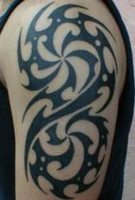 Pattern ng tribo itim na vortex malaking arm tattoo