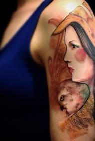 Naoružajte stil šarene plemenske žene s uzorkom tetovaže ptica